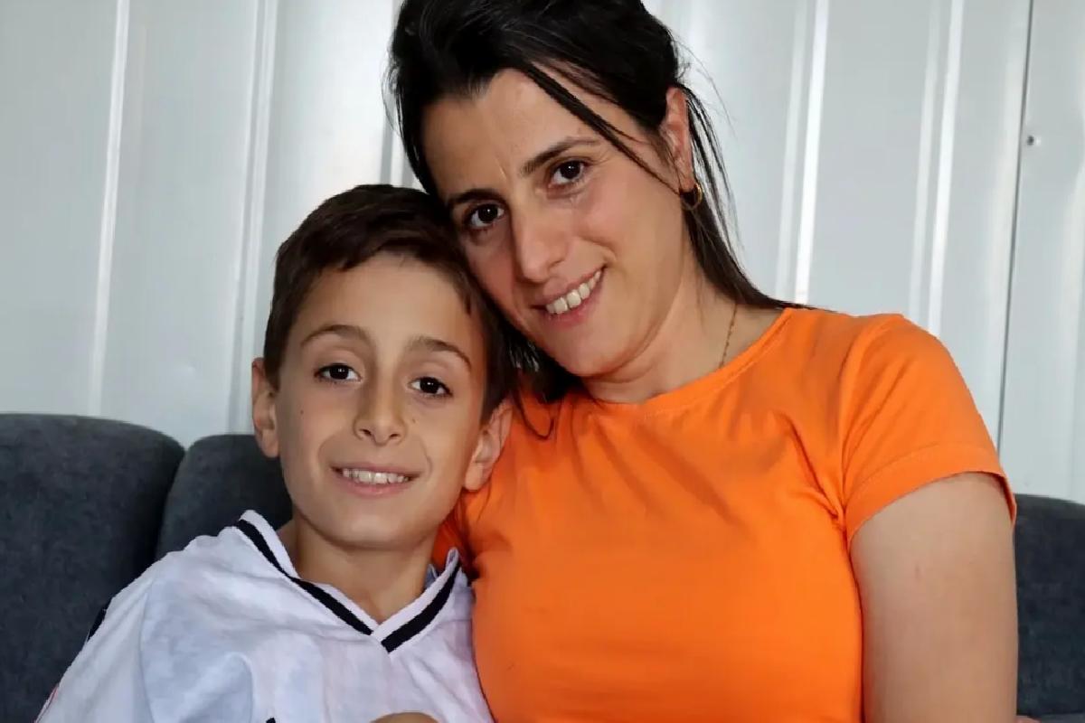 Depremde Ailesini Kaybeden Anne, Oğluna Babalık Yapıyor