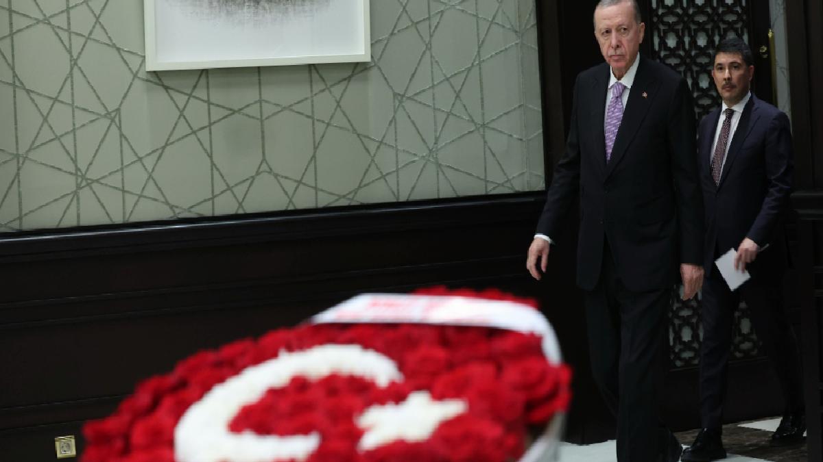Devlet Bahçeli’den Kabine’ye Türk bayraklı çiçek