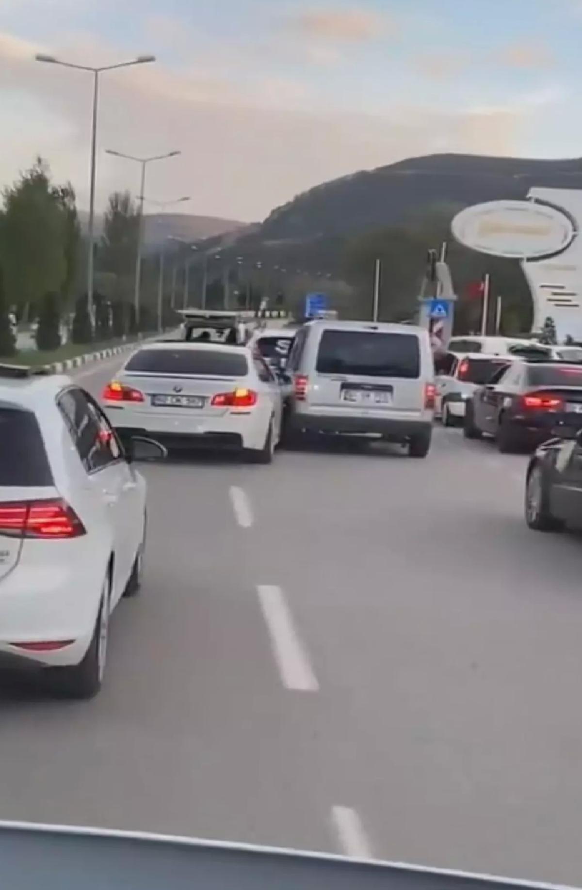 Düğün Konvoyunda Tehlikeli Yarış