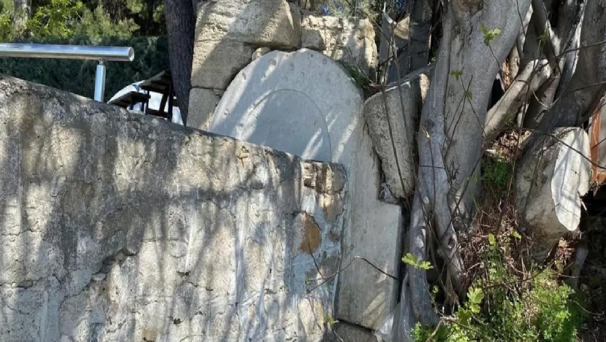 Dünyanın İlk Prefabrik Hastanesine Ait Taş Koruma Altında