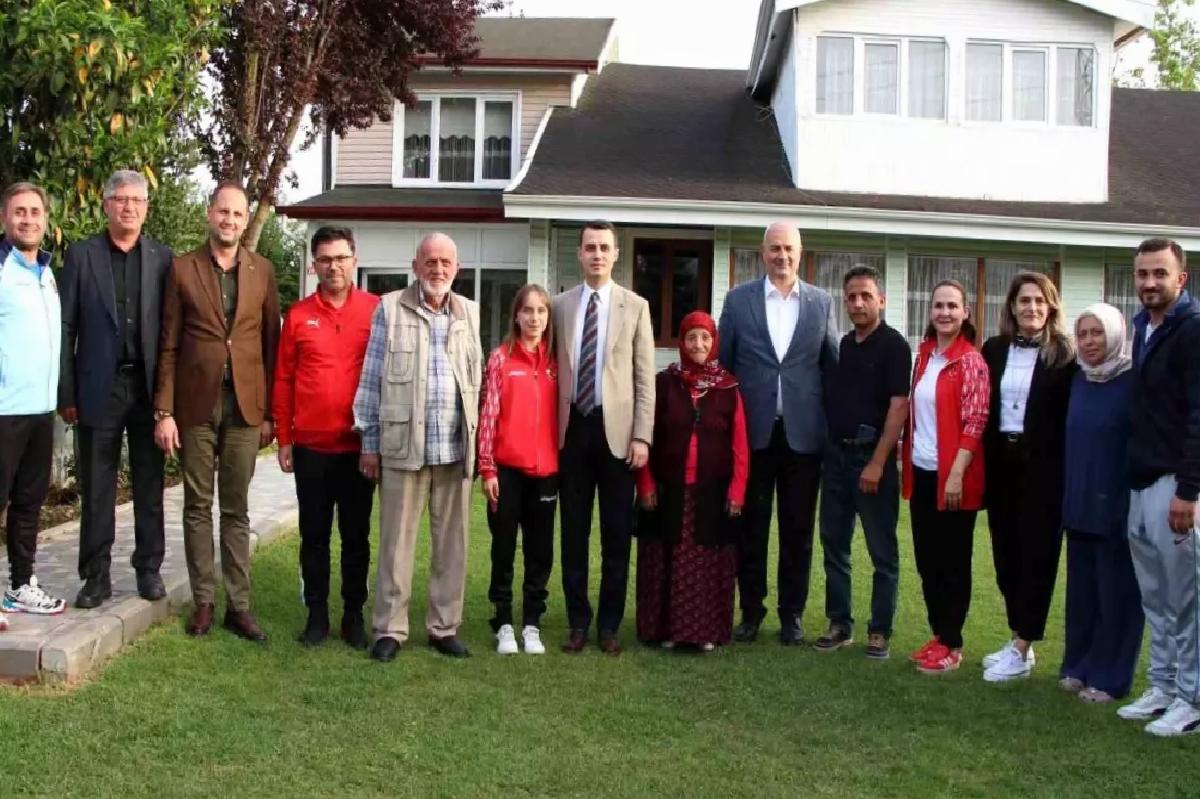 Düzce’de Gençlik Haftası Kutlamaları Kuraş Milli Sporcusu Ayşenaz Tosun’u Ziyaret ile Devam Etti
