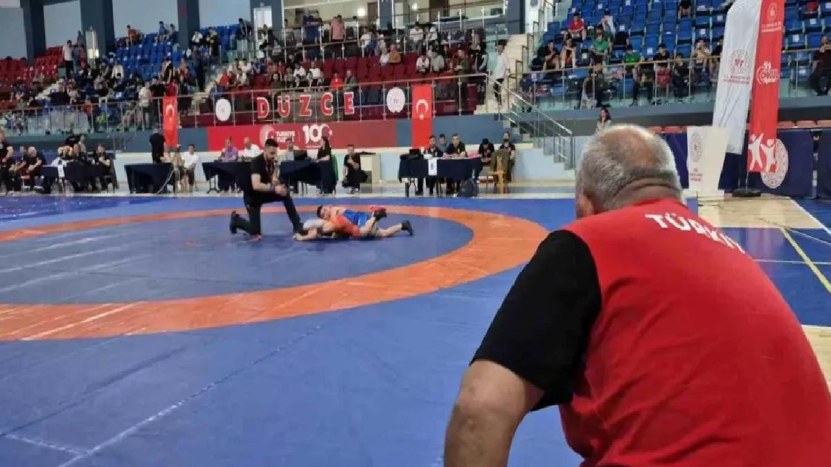 Düzce’de Minikler Güreş Şampiyonası Başladı
