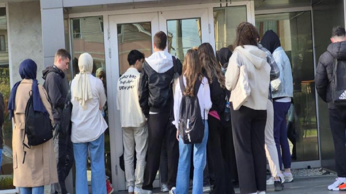 Düzce’de sınava hazırlanan gençlerin kütüphane kuyruğu