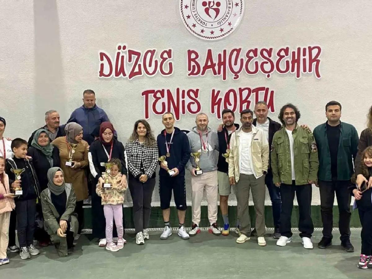 Düzce’de Spor Mahallemde Yerel Ligleri Tenis Müsabakaları Tamamlandı