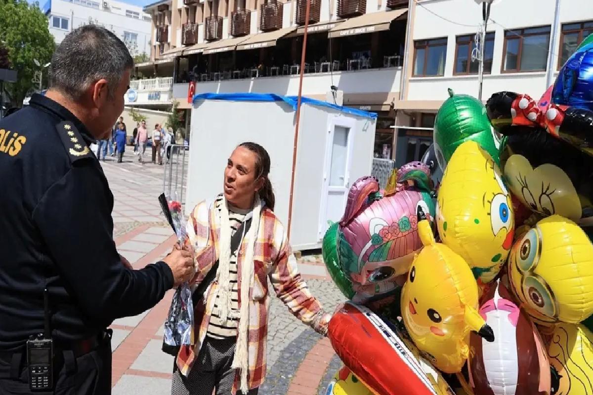 Edirne Emniyet Müdürü’nden İşçilere Çiçek
