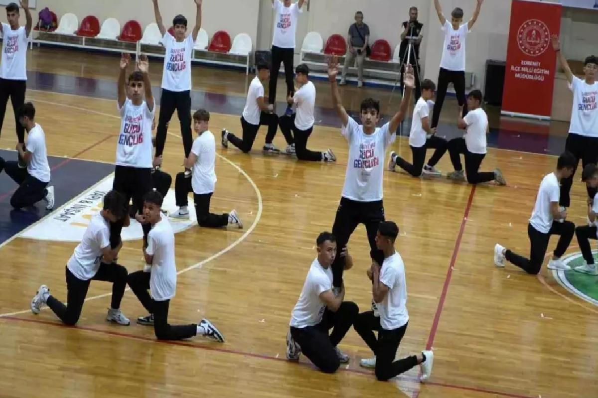 Edremit’te 19 Mayıs coşkusu gençlik yürüyüşü ve gösterilerle kutlandı