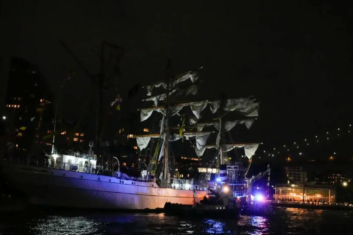 Eğitim Gemisi Brooklyn Köprüsü’ne Çarptı