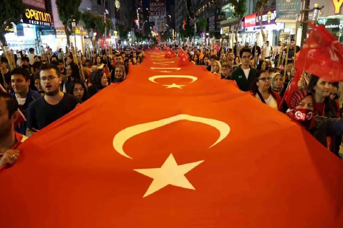 Elazığ’da 19 Mayıs Bayramı Fener Alayı ile Kutlandı