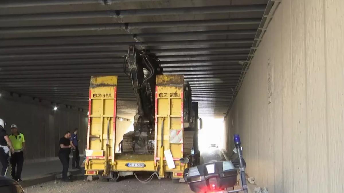 Elazığ’da TIR Alt Geçitte Sıkıştı