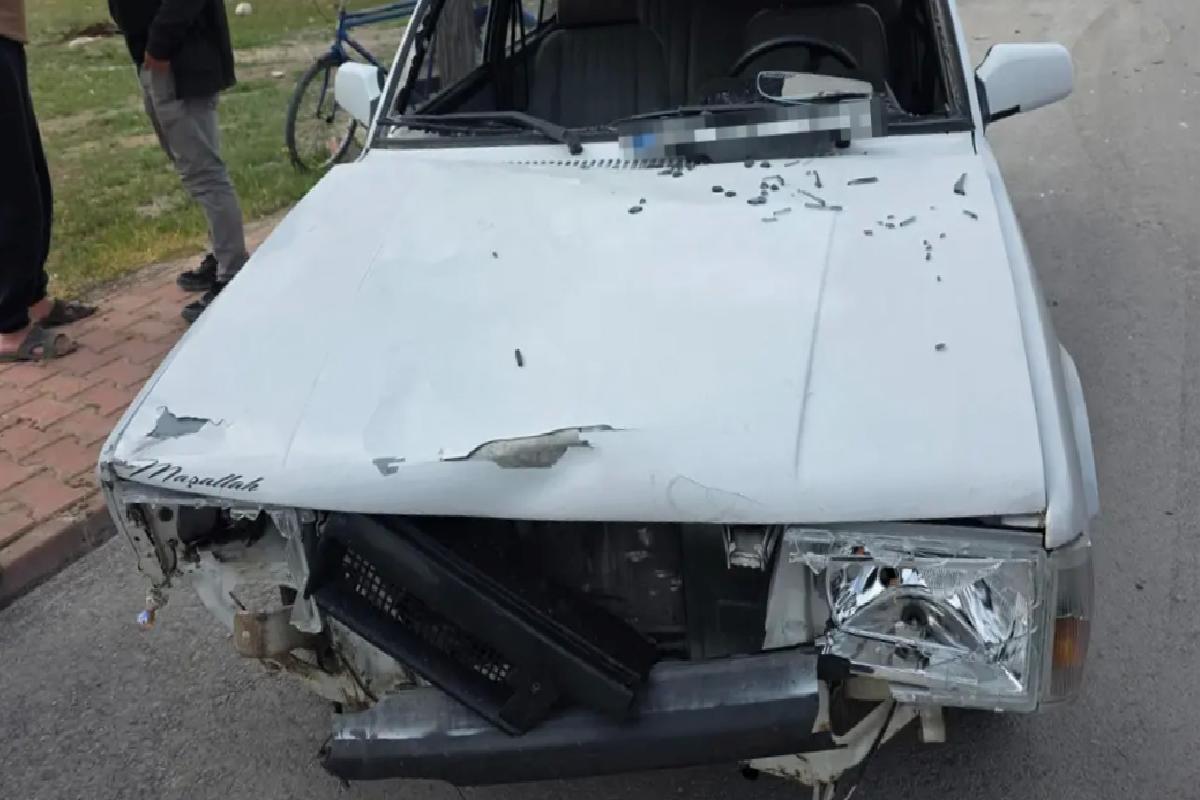Elektrikli motosikletle otomobil çarpıştı: Sürücünün gözü çıktı