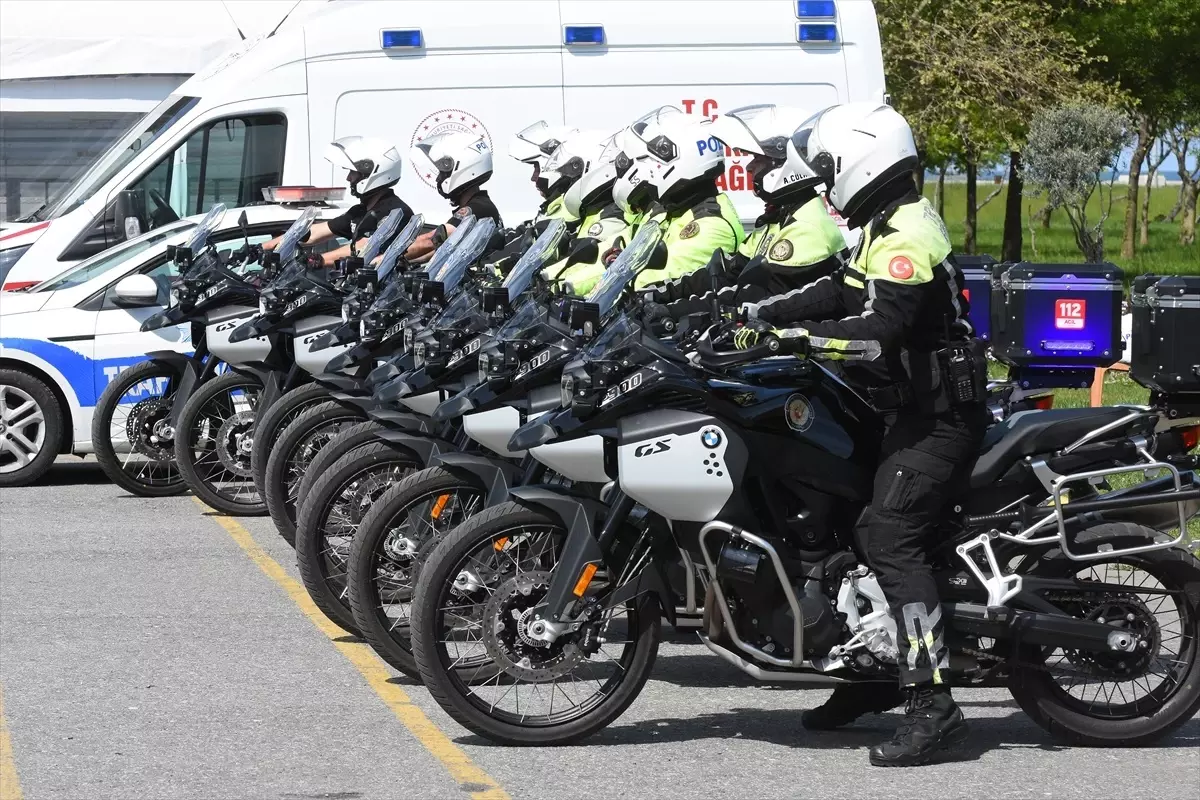 Emektar motosikletli trafik polis timi eğitmeni meslektaşlarına tecrübelerini aktarıyor