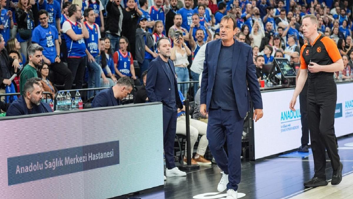 Ergin Ataman’dan şok sözler: Tribünlerle gerildi, sahayı terk etti