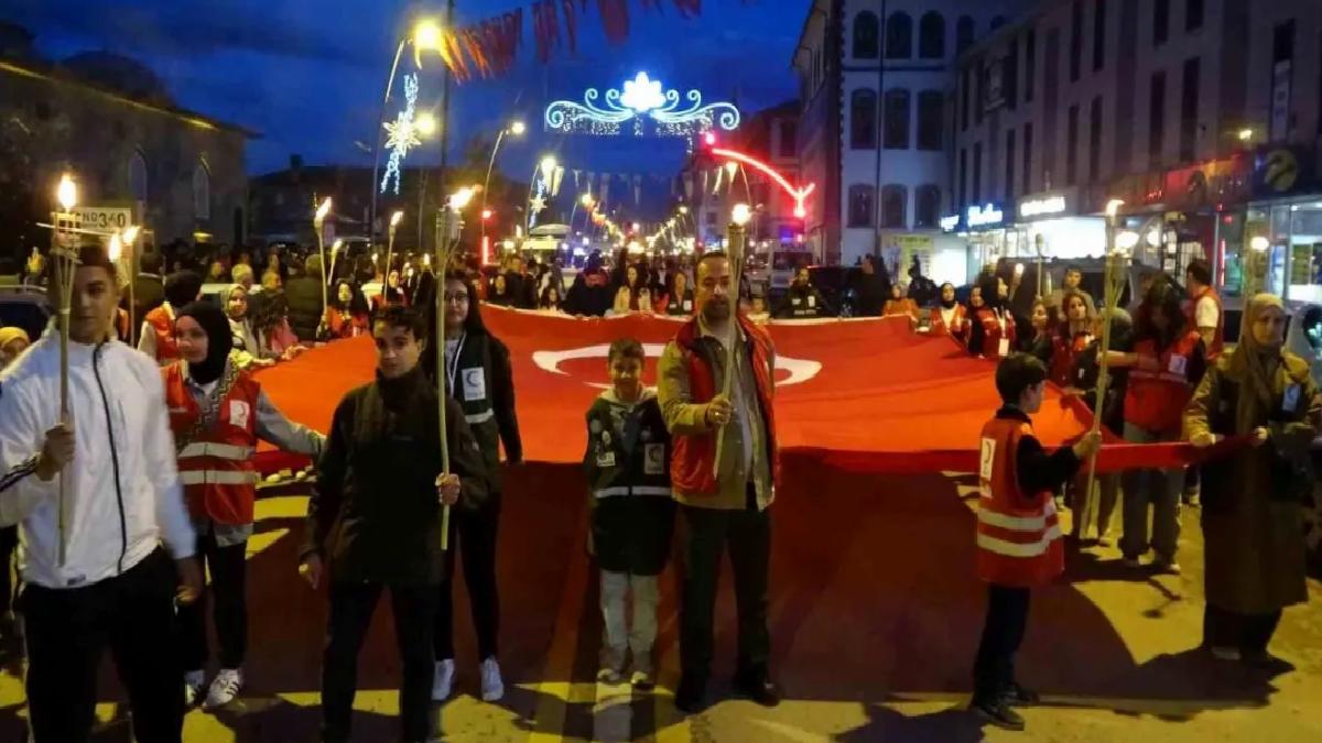 Erzurum’da Meşaleli Yürüyüş İle Bayram Coşkusu