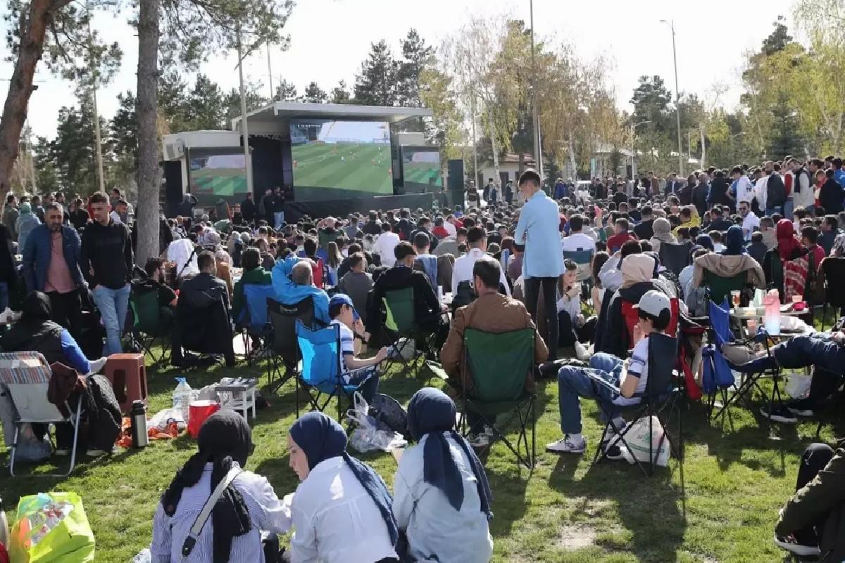 Erzurumspor Taraftarları Maçı Dev Ekrandan İzledi