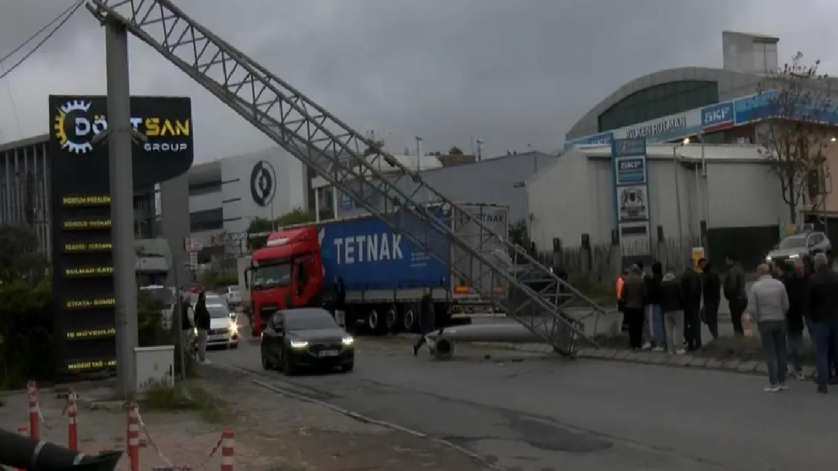 Esenyurt’ta TIR Kazası, Trafik Yoğunluğu Oluştu