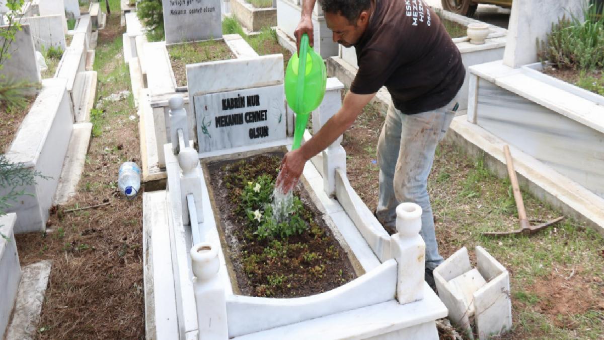 Eskişehir’de 300 mezara gözü gibi bakıyor: Avrupa’dan müşterileri var