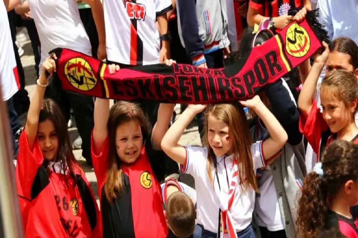 Eskişehirspor futbolcuları öğrencilerle buluştu