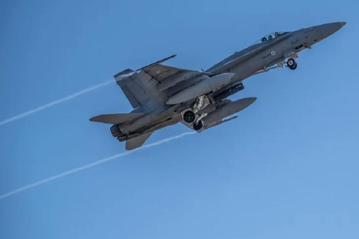 F/A-18 Hornet Savaşı Uçağı Düştü