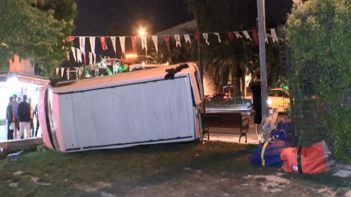Fatih’te Minibüs Devrildi, Sürücü Kurtuldu