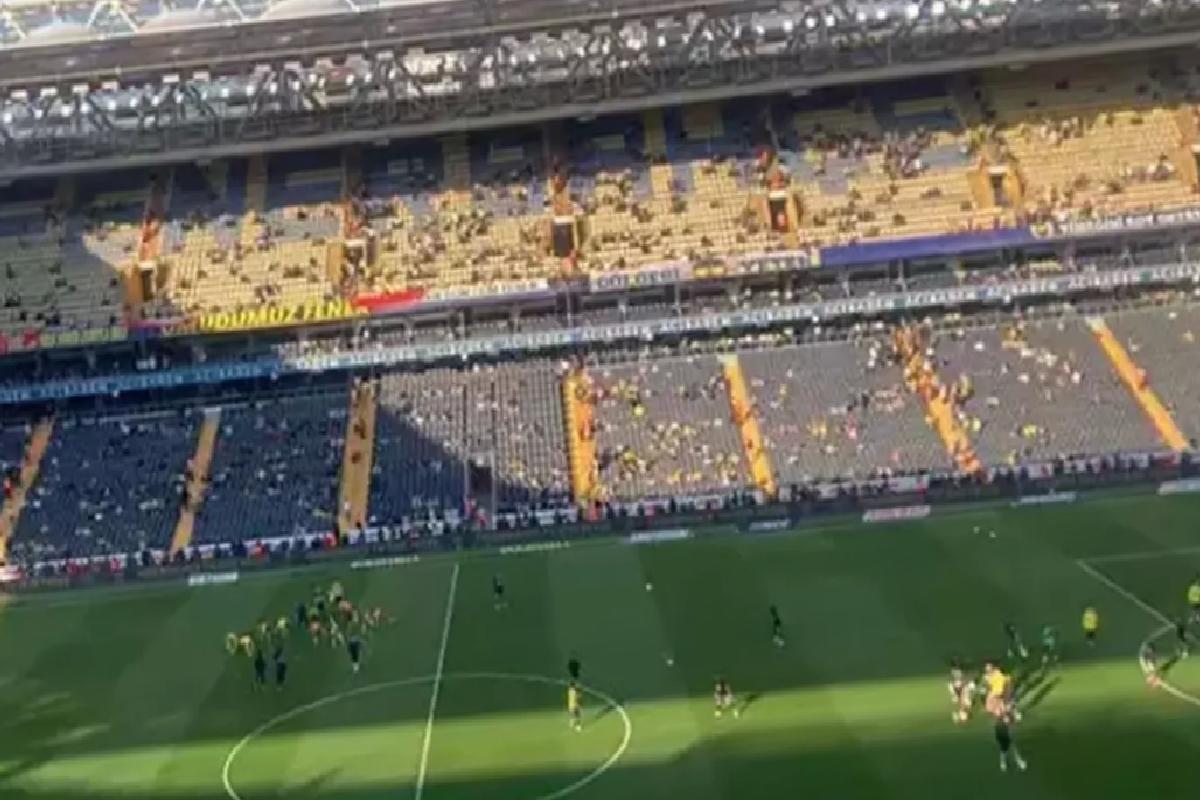 Fenerbahçe tribünleri maç başlar başlamaz futbolcuları ıslıkladı