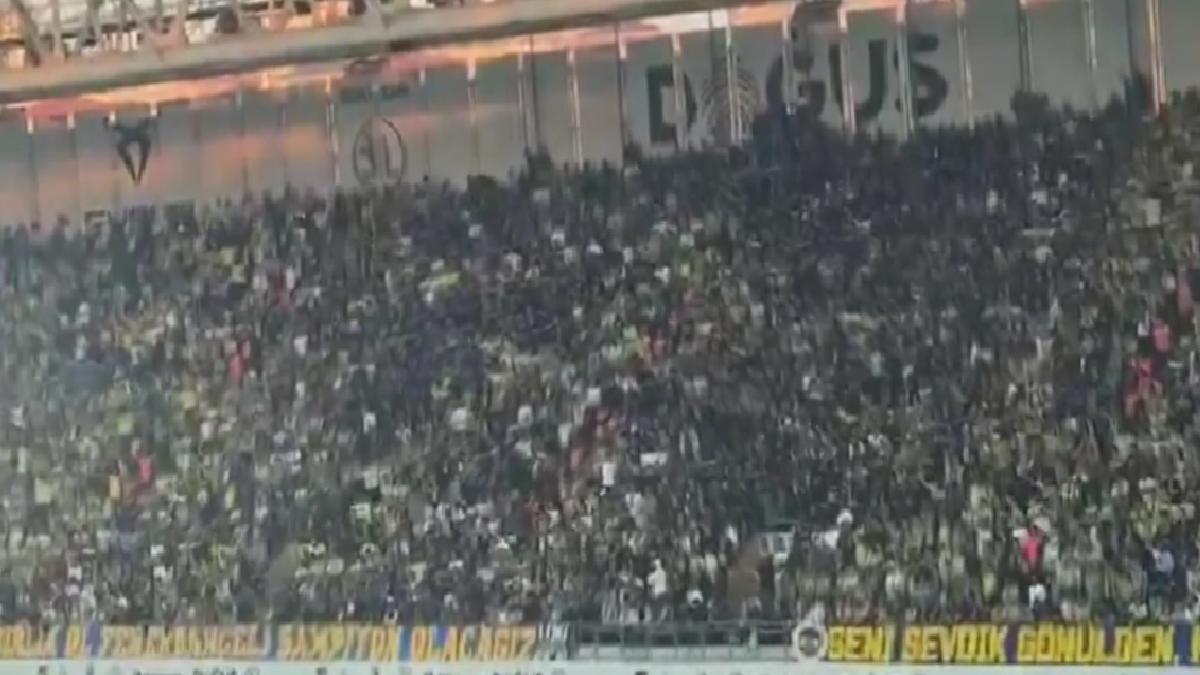 Fenerbahçe tribünlerinde ‘yönetim istifa’ tezahüratları