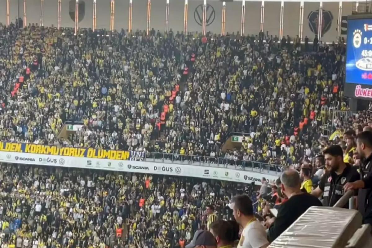 Fenerbahçe tribünlerinden Ali Koç’a dev protesto