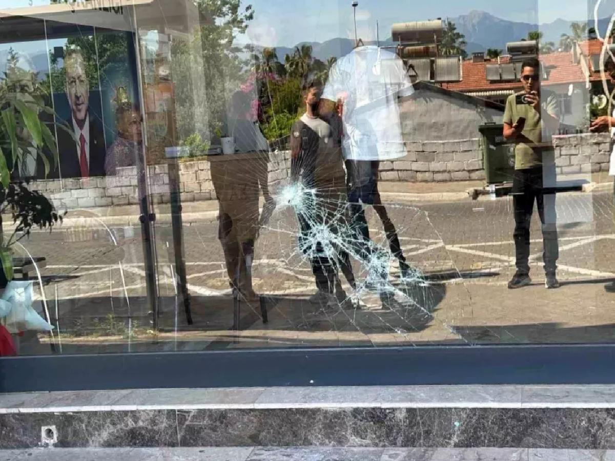 Fethiye’de AK Parti Binasına Taşlı Saldırı
