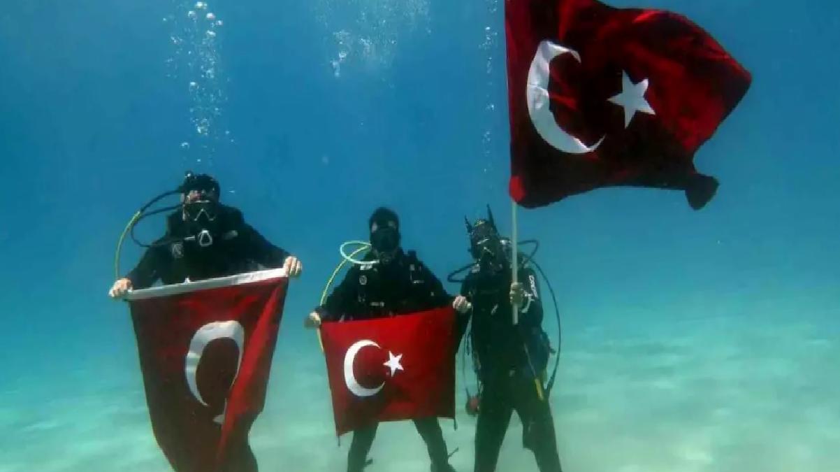Fethiye’de Dalgıçlar 19 Mayıs’ı Deniz Dibinde Kutladı