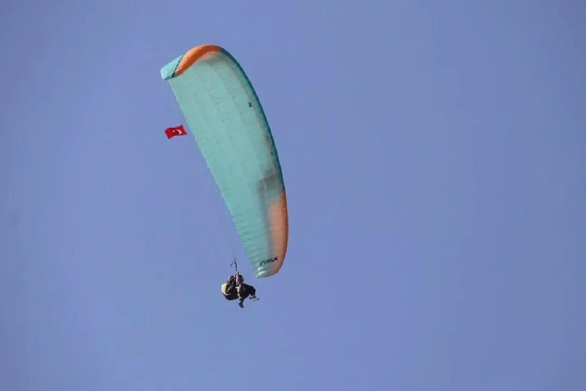 Fethiye’de Gençlerden Bayraklı Uçuş
