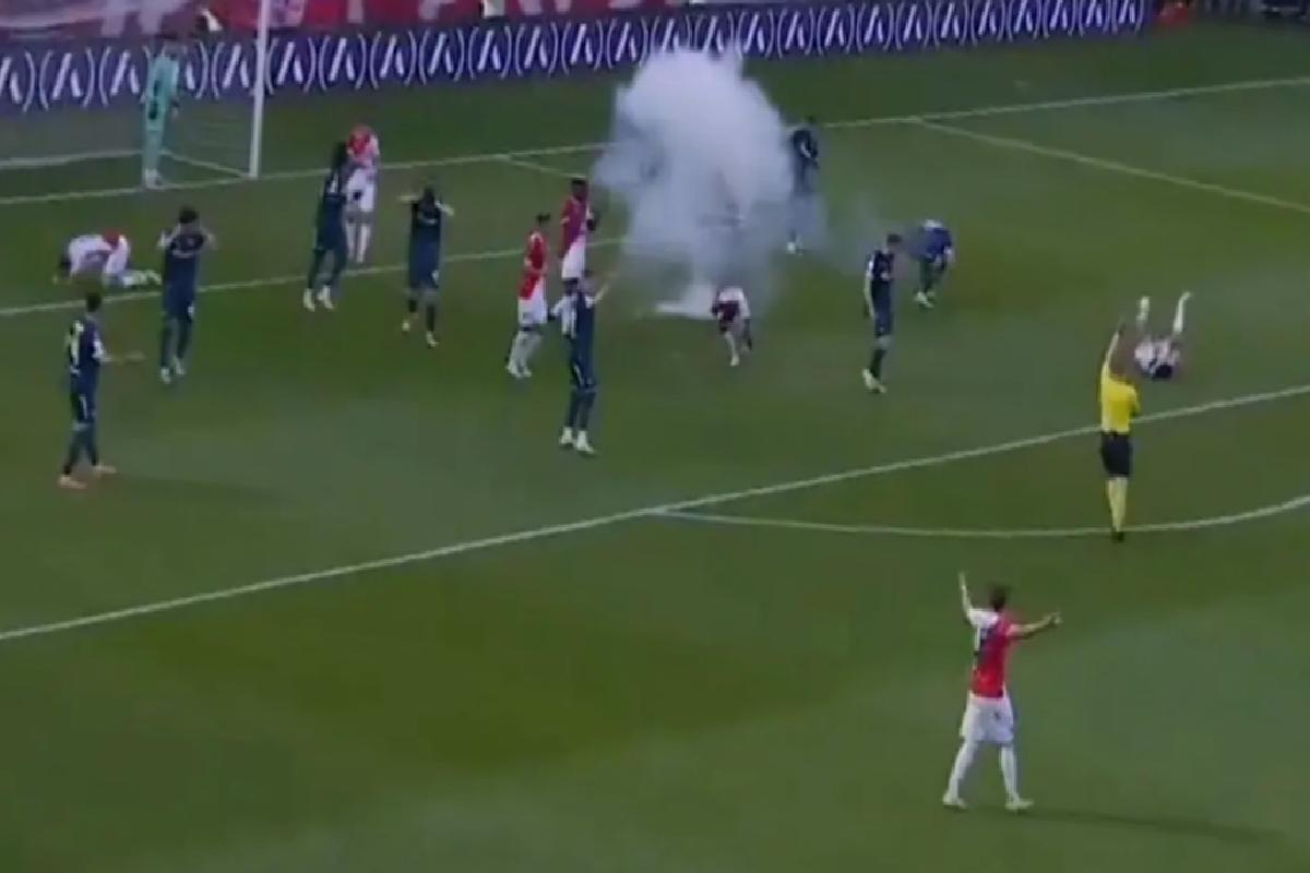 Final maçında sahaya patlayıcı madde atıldı! Futbolcular yere yığıldı