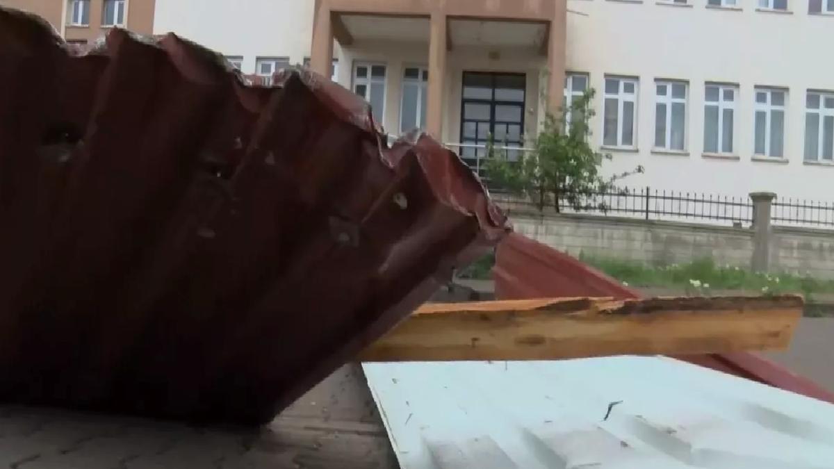 Fırtına Çocuğun Üzerine Çatı Parçası Düşürdü