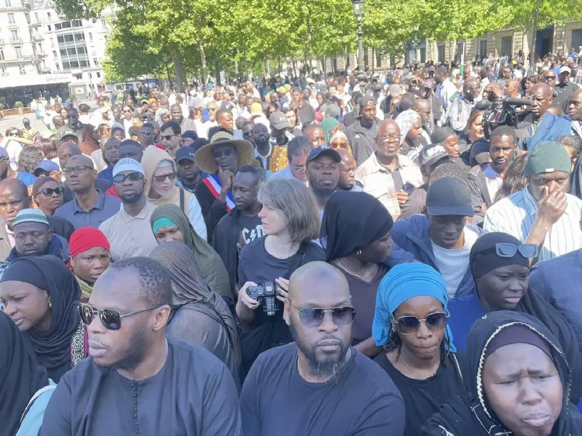 Fransa’da camide namaz kıldığı sırada bıçaklanarak öldürülen genç Paris’te anıldı