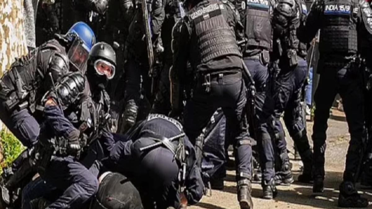 Fransız polisi, 1 Mayıs gösterilerinde protestoculara şiddet uyguladı
