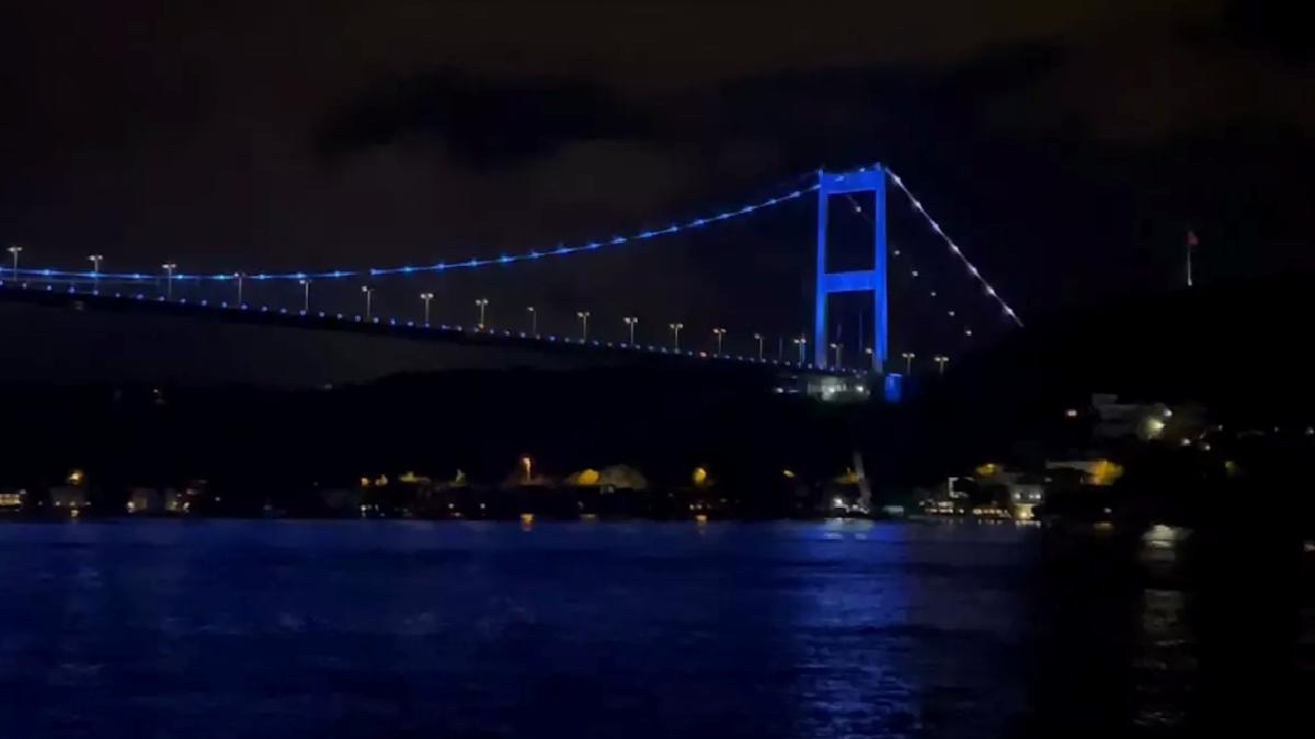 FSM Köprüsü Mavi Renkte Işıklandırıldı