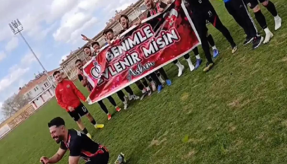Futbol Maçında Romantik Evlilik Teklifi