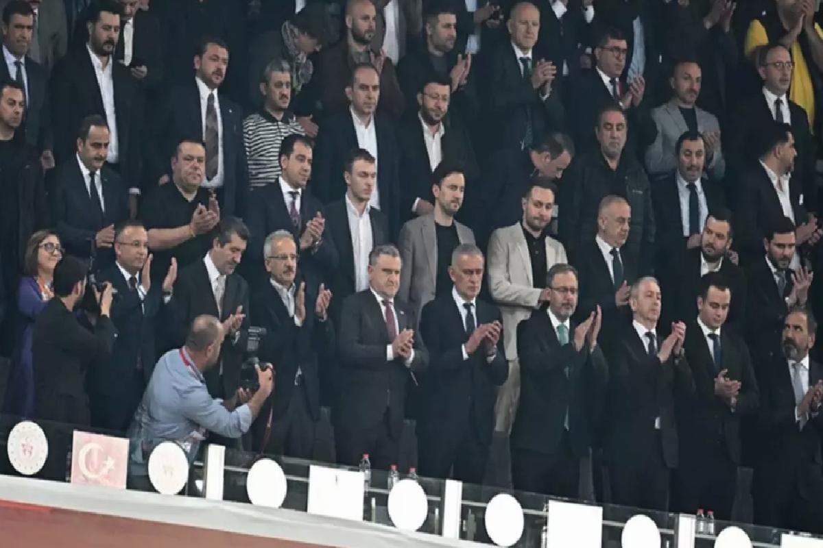 Galatasaray taraftarından İbrahim Hacıosmanoğlu’na tepki! Elini sıkmadı