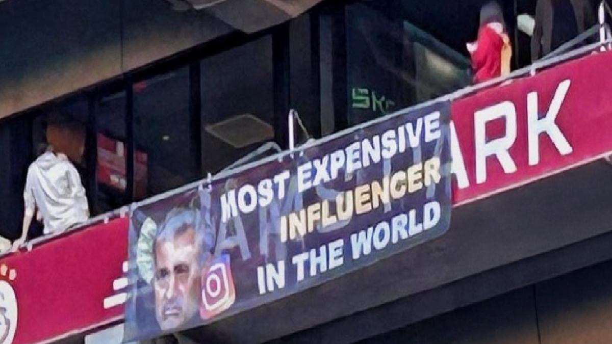 Galatasaray tribünlerinden Jose Mourinho’ya gönderme