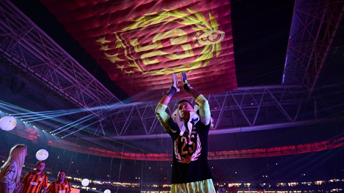 Galatasaray’da 5 yıldızlı forma ve lisanslı ürünler satışta
