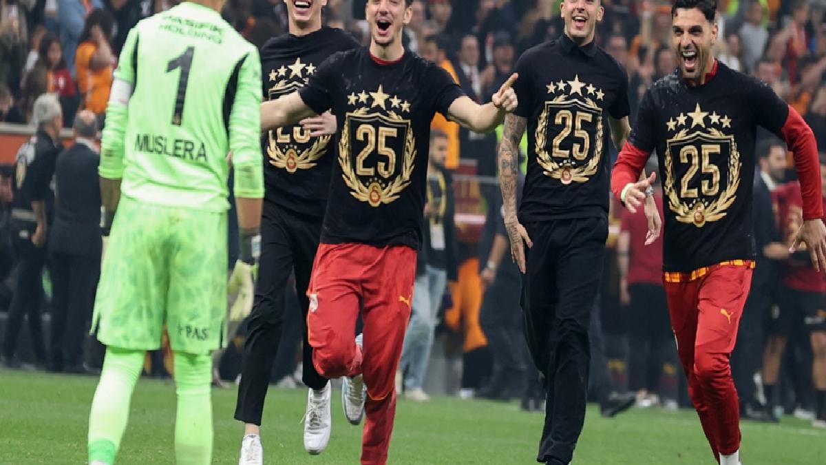 Galatasaraylı futbolculardan şampiyonluk sevinci