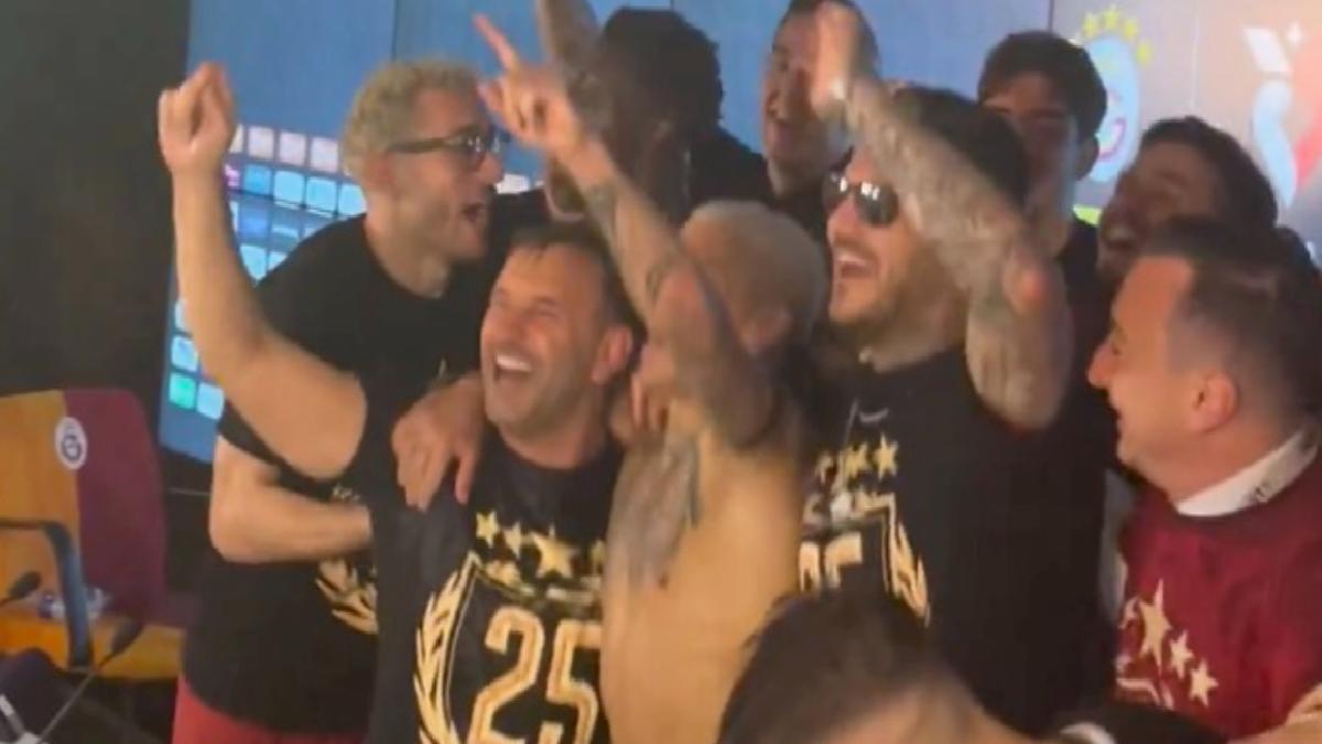 Galatasaraylı futbolcuların basın toplantısını bastığı anlar