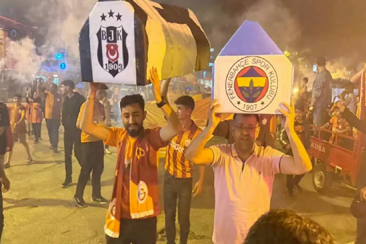 Galatasaraylı taraftarlar şampiyonluğu Fenerbahçe ve Beşiktaş tabutu ile kutladı