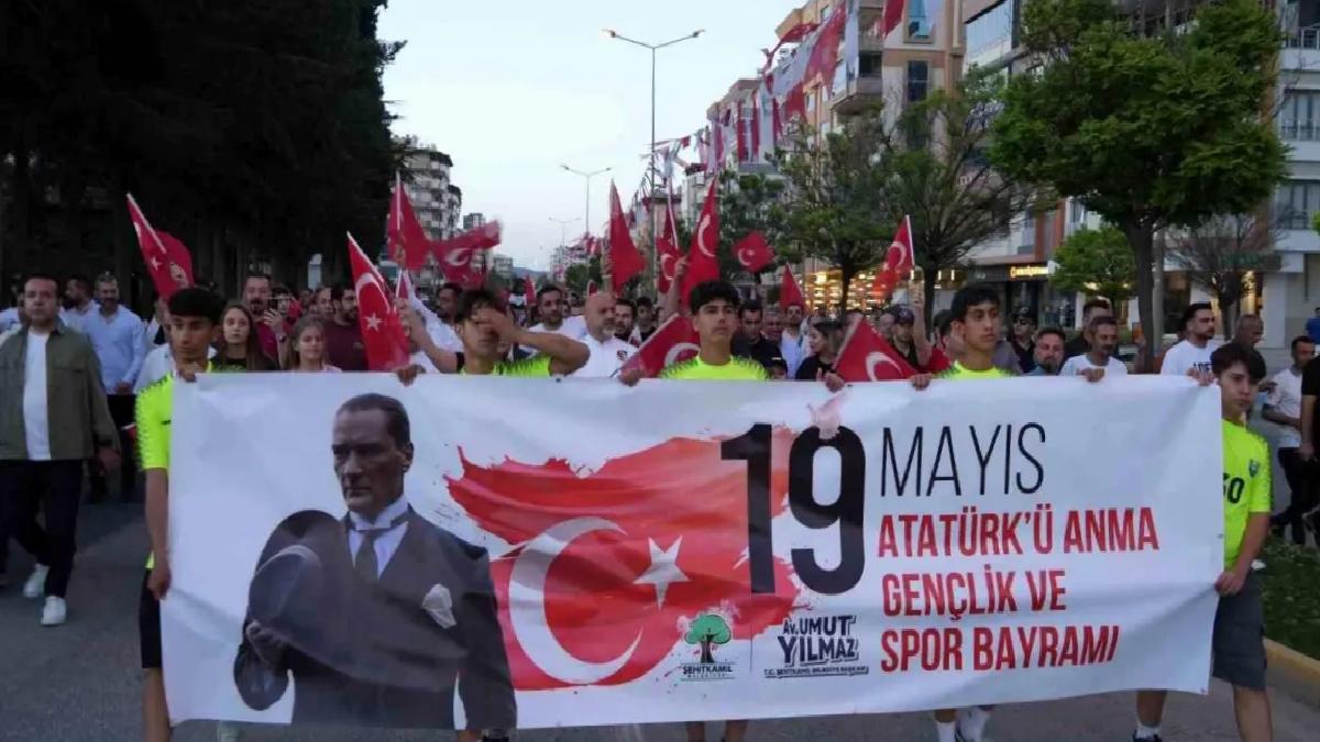Gaziantep’te 19 Mayıs “Bayraklı Gençlik Yürüyüşü” ile kutlandı