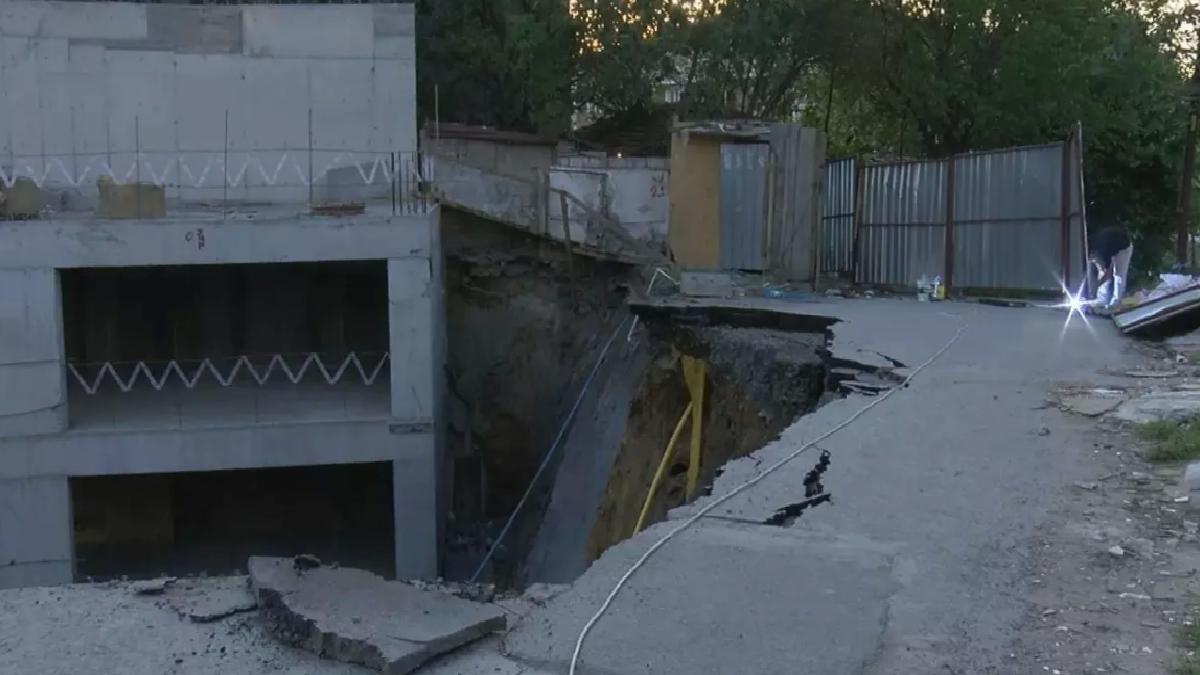 Gaziosmanpaşa’da Yol Çöktü