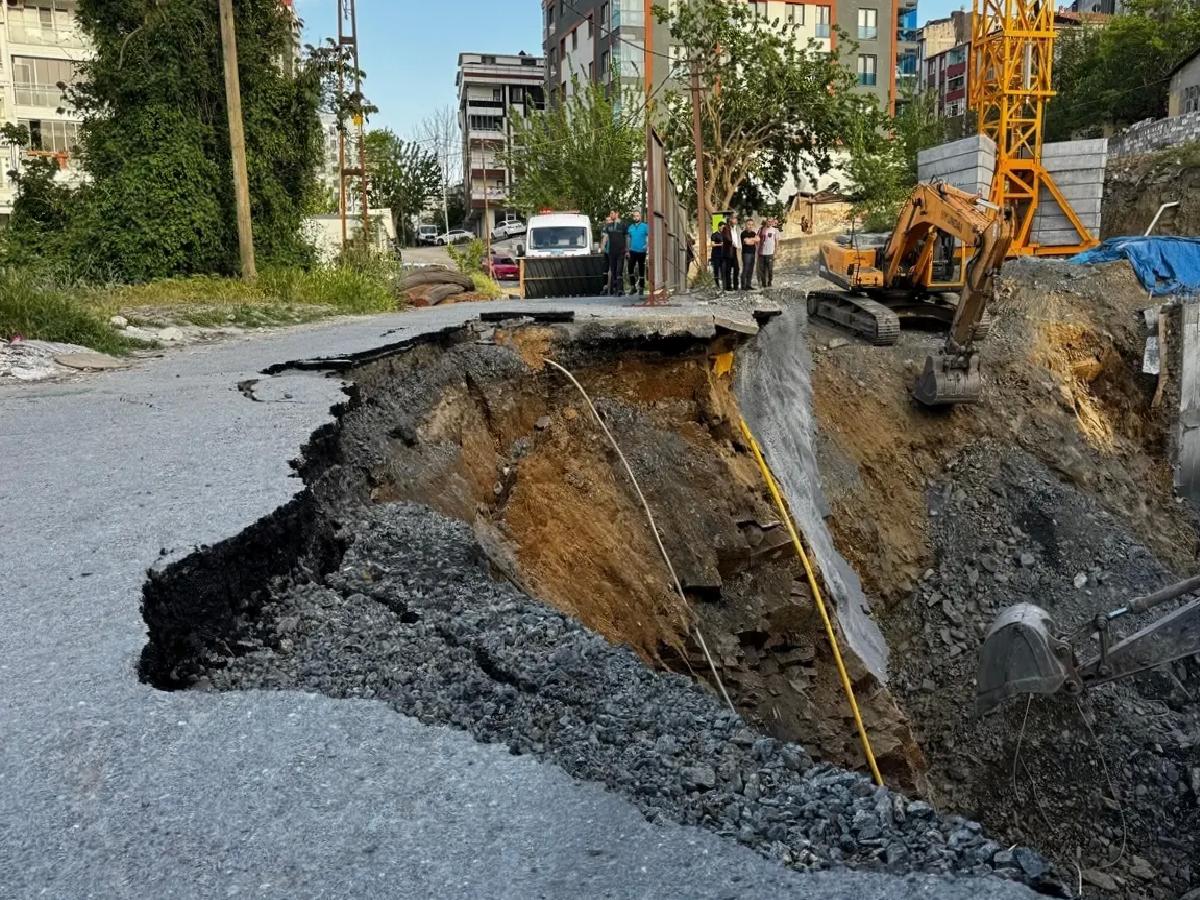 Gaziosmanpaşa’da Yol Çöktü