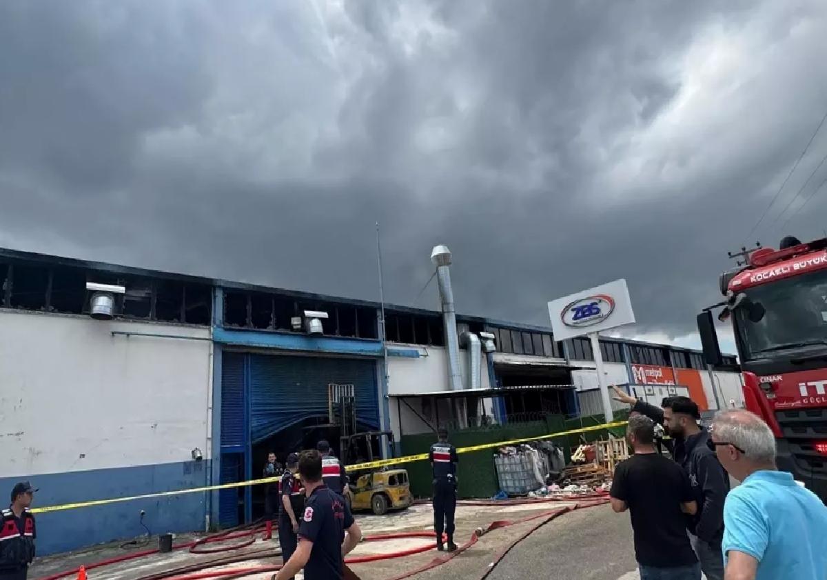 Gebze’de Boya Fabrikasında Yangın