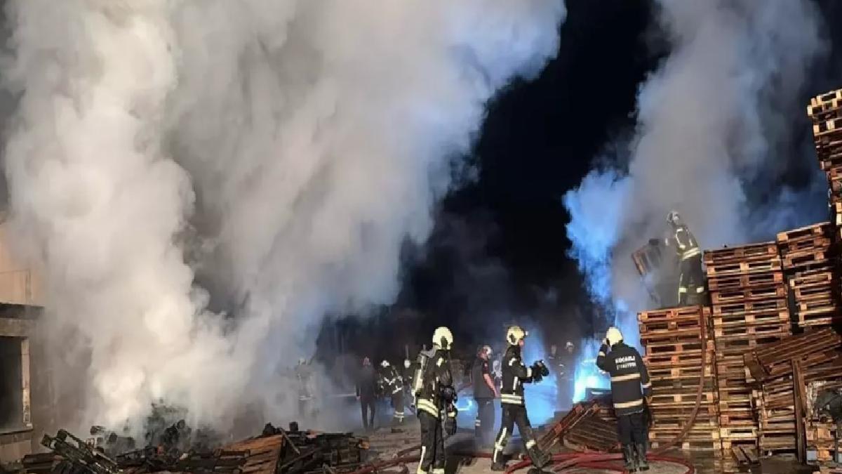 Gebze’de Palet Deposunda Yangın