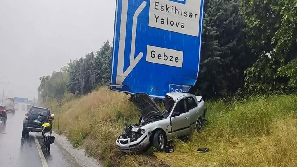 Gebze’de Trafik Kazası: Otomobil Levhaya Çarptı