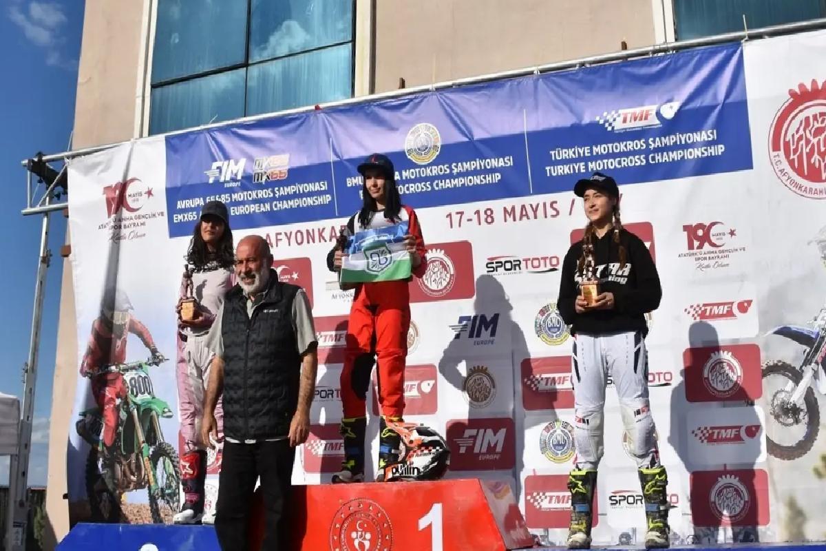 Genç Kızlar Motokros Hayallerini Peşinde