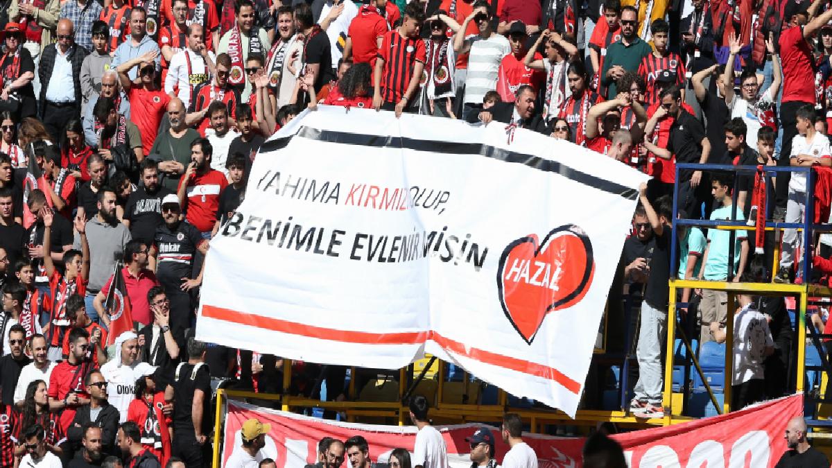 Gençlerbirliği tribününde evlilik teklifi