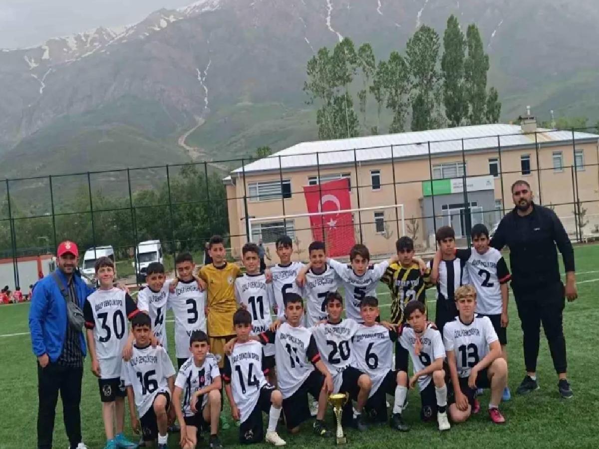 Gevaş’ta Futbol Turnuvası Şampiyonu Özalp Gençlikspor